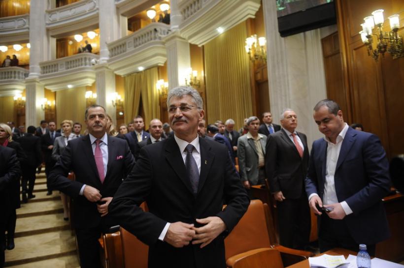 Bp al Camerei a decis să informeze de îndată conducerea Comisiei juridice cu privire la cazurile Oltean şi Teodorescu 