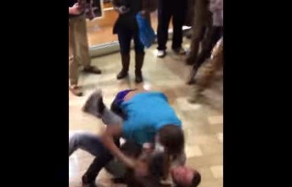 VIDEO: Pumni și palme de Black Friday într-un centru comercial