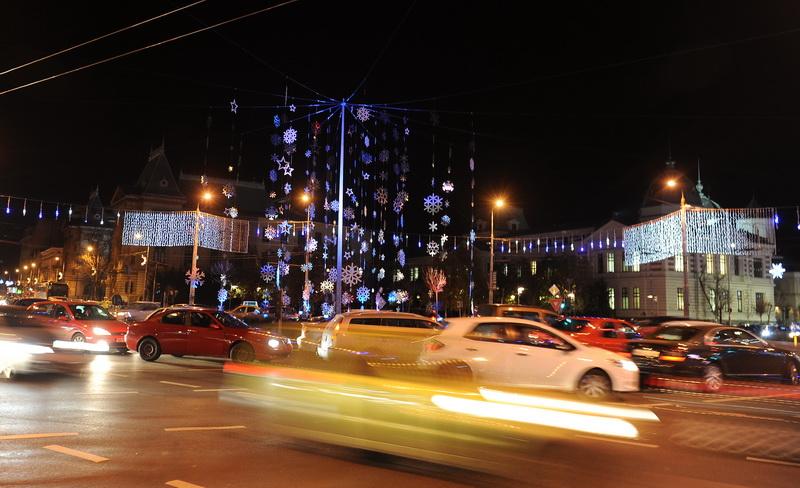 În Bucureşti au fost aprinse luminiţele pentru sărbătorile de iarnă, fără obişnuitele festivităţi