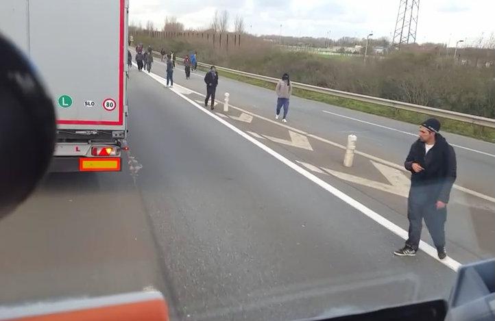 VIDEO: Șoferi de camion vs. refugiați, problema iremediabilă din Calais
