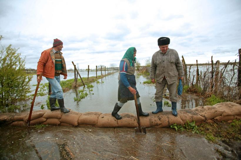 AVERTIZARE HIDROLOGICĂ - Cod Portocaliu de inundaţii pe râul Crişul Negru din judeţul Bihor, până la ora 18,00 
