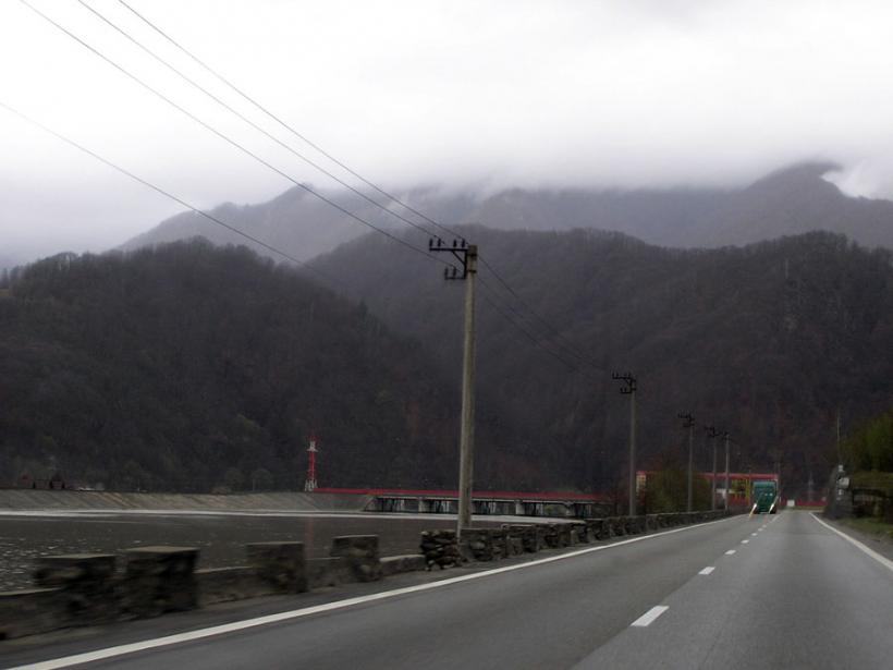 INFOTRAFIC. DN 7, blocat pe ambele sensuri între Călimăneşti şi Brezoi din cauza unor căderi de bolovani 