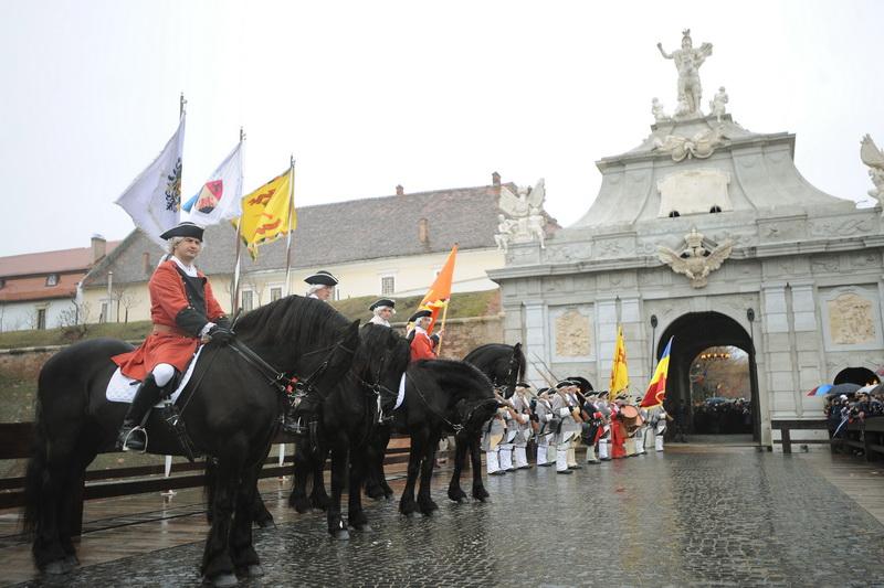 Paradă militară impresionantă la Alba Iulia cu ocazia Zilei Naţionale a României