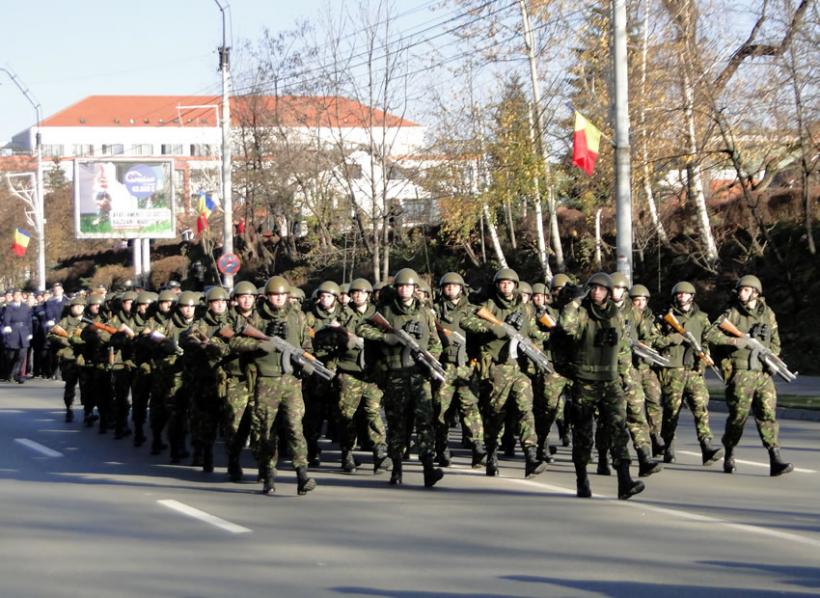 Peste 20.000 de sibieni au participat la parada militară de pe Bulevardul Coposu 