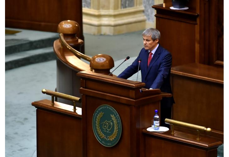 Cioloş îi îndemnă pe români să înţeleagă că trebuie să rămână uniţi 
