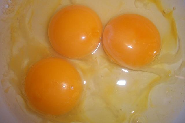 Puteți face diferența între ouăle din supermarket și cele crescute natural?