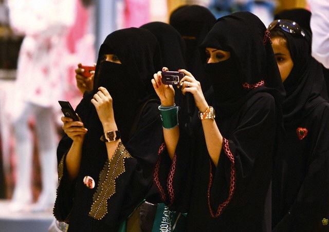 Femeile divorţate şi văduvele din Arabia Saudită vor avea propria loc carte de indentitate