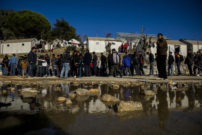 Migranţi blocaţi la frontiera greco-macedoneană i-au atacat cu pietre pe cei lăsaţi să treacă graniţa 