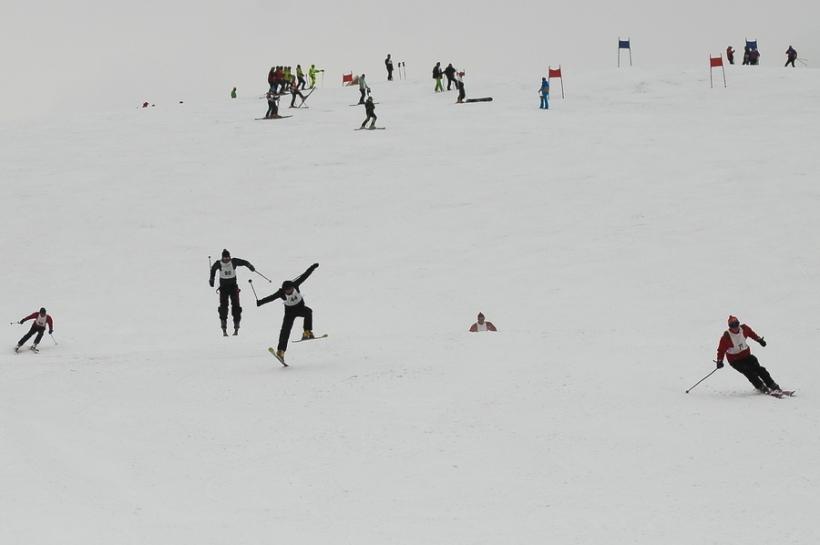 Stratul de zăpadă atinge 40 de centimetri la Rânca; se schiază pe pârtia din centrul staţiunii 