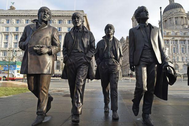 Trupa Beatles are statuie la Loverpool