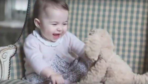 La vârsta de numai 6 luni, prinţesa Charlotte creează deja isterie