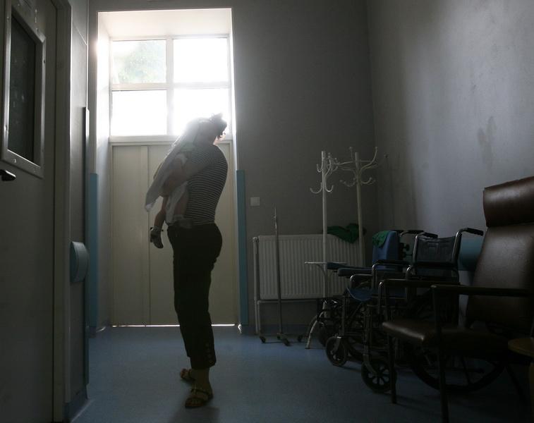 Nedreptăţile sistemului de sănătate din România. Umilinţele unui copil care suferă de o boală rară