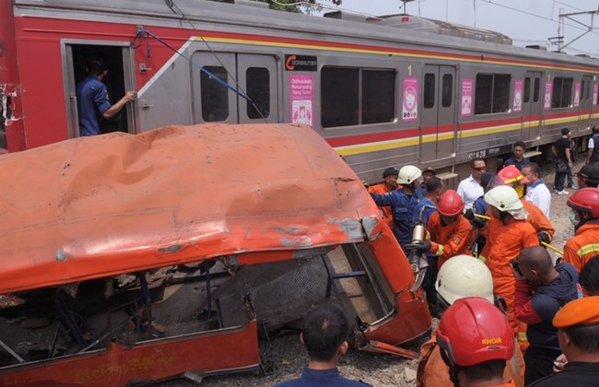 16 morţi după ce un microbuz a fost lovit de un tren