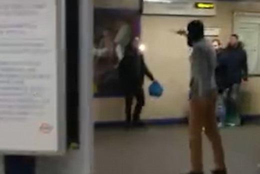 Incident terorist la metroul din Londra. Mai multe persoane rănite de un atacator