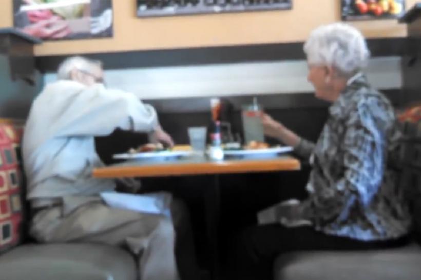 VIDEO - Cum se distrează doi bunici într-un restaurant