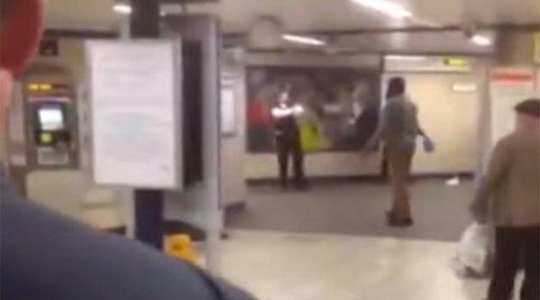 Atacul cu cuţit de la metroul Londonez. Familia alertase poliţia cu 3 săptămâni în urmă că agresorul suferea de tulburări mintale