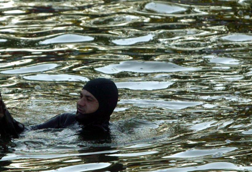 Scafandrii ISU Giurgiu caută o fetiţă care s-ar fi înecat în râul Argeş 