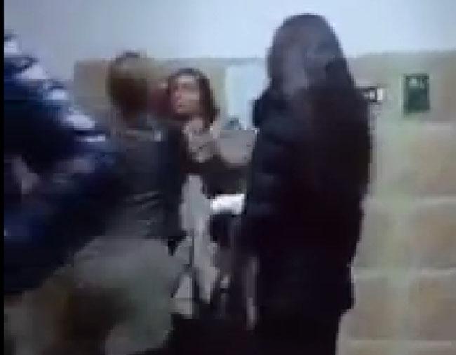 VIDEO - O elevă dintr-un liceu din Capitală, bătută crunt de colege