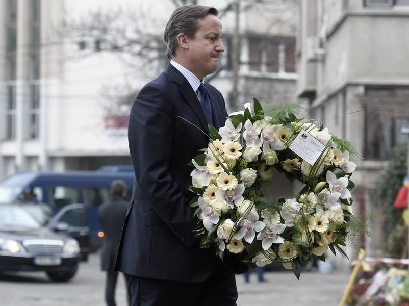 David Cameron a depus o coroană de flori în faţa clubului Colectiv 