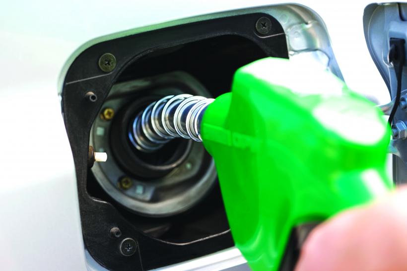 Preţurile carburanţilor scad timid la pompă în România 