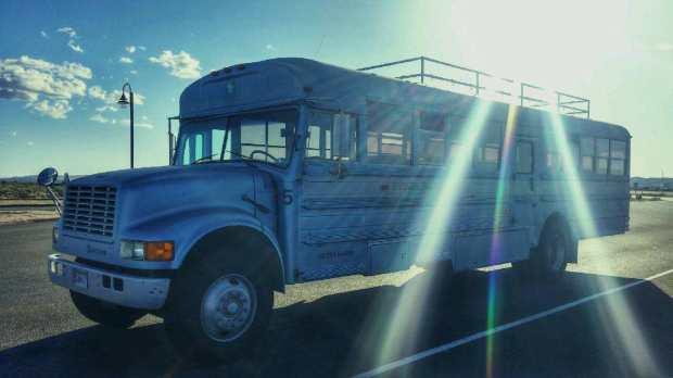 Autobuzul vechi transformat în casa visurilor de un tânăr și tatăl său