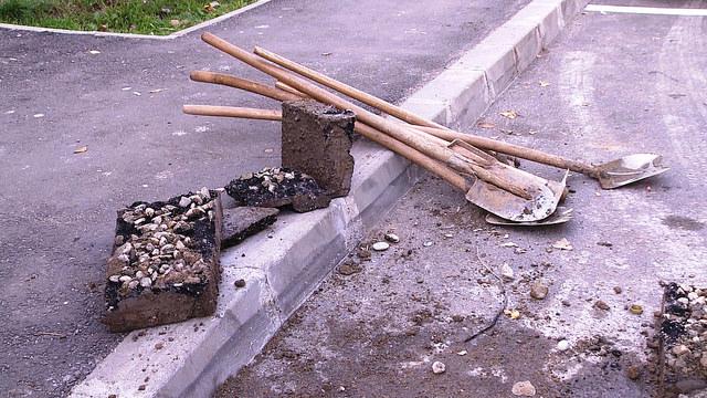 Dorel loveşte din nou! Muncitorii din Târgoviște caută un hidrant asfaltat din greșeală