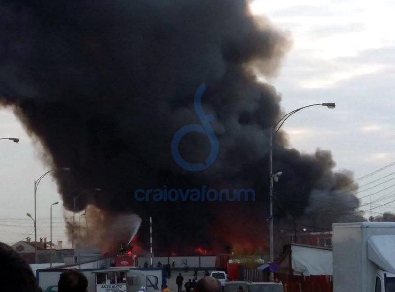 Incendiu puternic la un târg din Craiova 