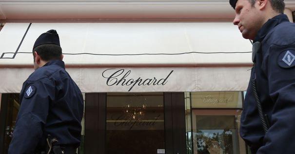 Jaf armat în miezul zilei la Paris. Bijuterii Chopard în valoare de 1 milion de euro furate de un bărbat