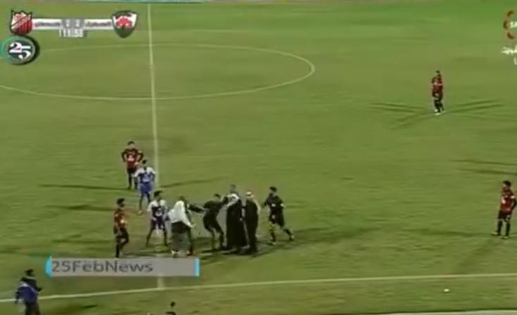 VIDEO: Un șeic, patron al uneia din echipe, îl lovește pe arbitru în timpul partidei de fotbal