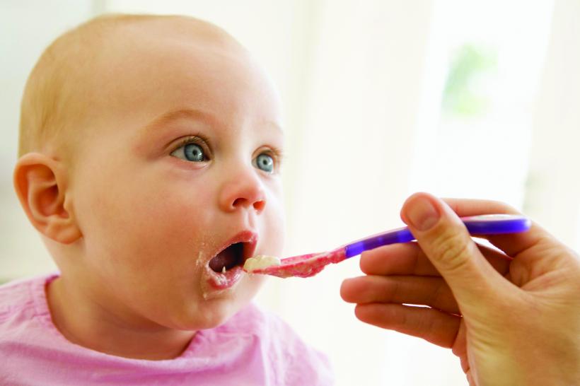 10 reguli în diversificarea alimentației bebelușilor