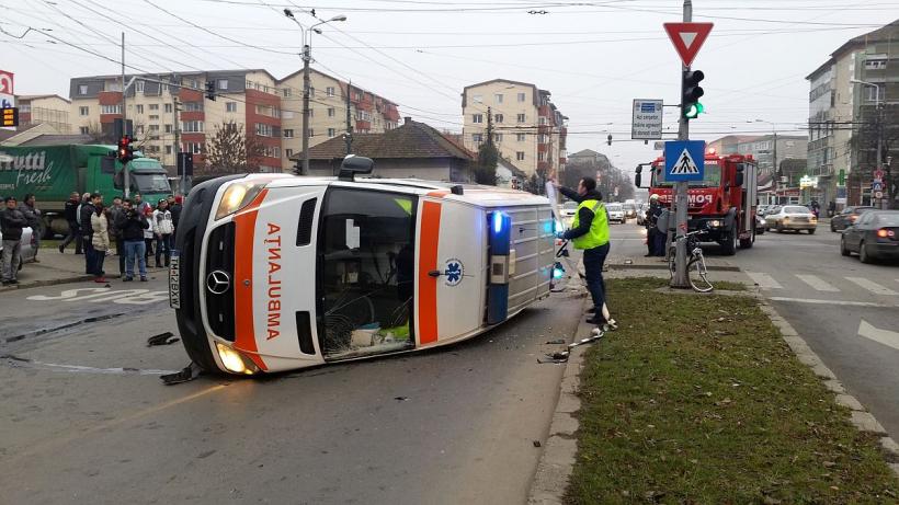 Accident GRAV la Timișoara. O ambulanţă a fost lovită și S-A RĂSTURNAT