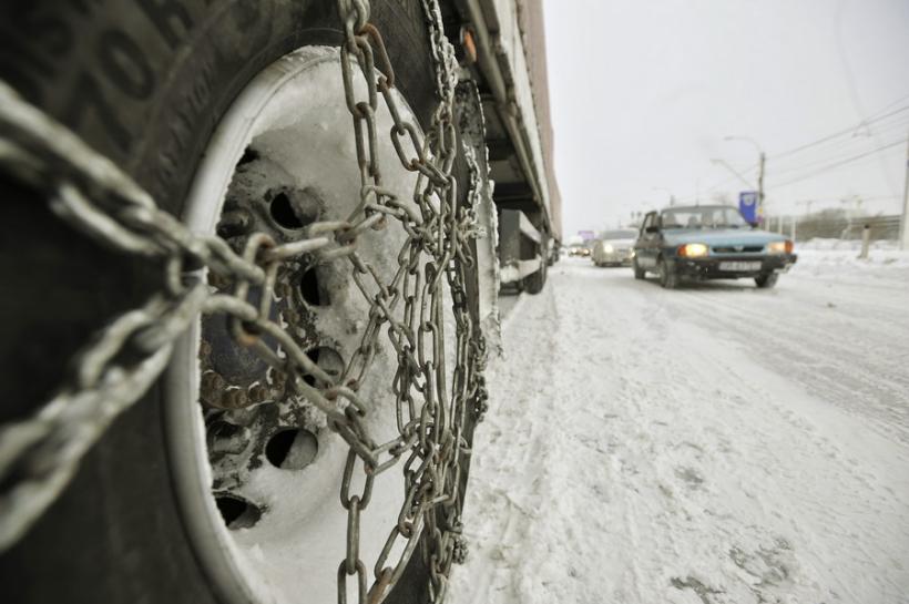 Circulaţie în condiţii de iarnă pe drumurile din zonele înalte din judeţul Harghita şi şoselele din Neamţ