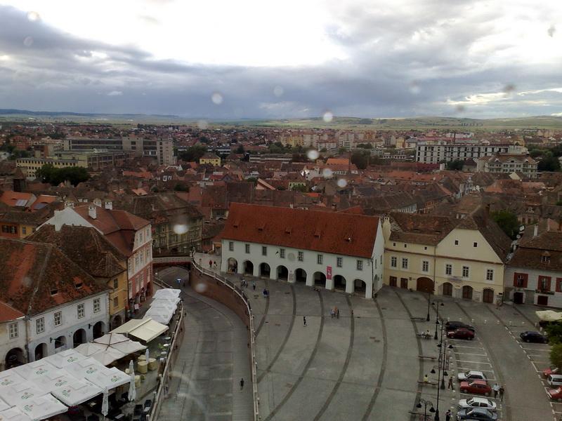 O tânără a fost lovită în cap de o bucată de tencuială desprinsă de pe o clădire din centrul istoric din Sibiu