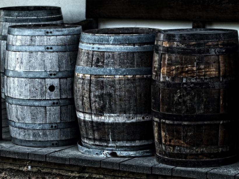 O tonă de alcool contrafăcut, confiscat în urma percheziţiilor; linie clandestină de fabricare şi îmbuteliere descoperită la Ilişeşti, judeţul Suceava