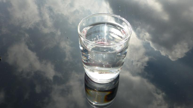 8 pahare cu apă în fiecare zi: mit sau realitate?
