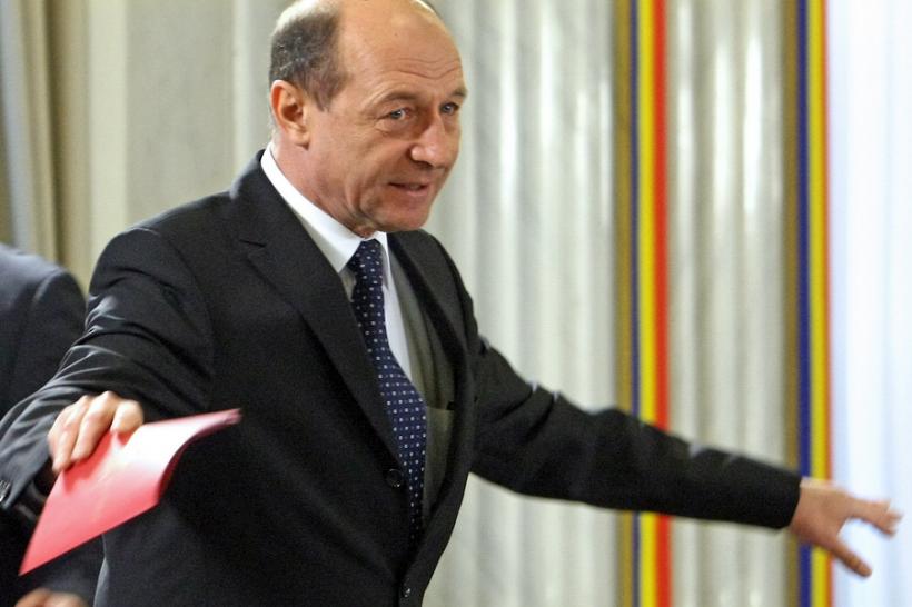Băsescu critică reintroducerea pensiilor speciale la parlamentari şi speră ca Iohannis să trimită legea la CCR 