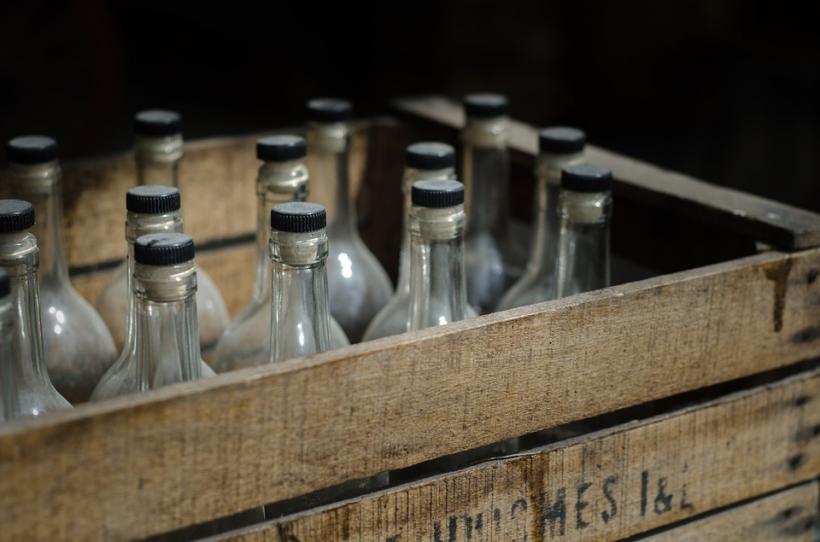 Peste o tonă de alcool etilic confiscată în urma percheziţiilor efectuate în Mureş, Harghita, Suceava şi în municipiul Bucureşti 