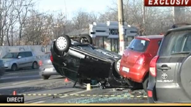 Accident spectaculos în Capitală! 6 mașini implicate, una s-a răsturnat (VIDEO)