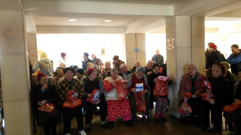 Dulciuri, fructe, colinde, o vorba buna si o strangere de mana, de la mecatronistii ieseni, pentru batranii de la azil 18523941