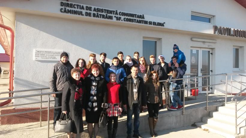 Dulciuri, fructe, colinde, o vorba buna si o strangere de mana, de la mecatronistii ieseni, pentru batranii de la azil 18523942