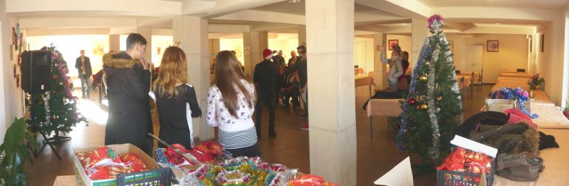 Dulciuri, fructe, colinde, o vorba buna si o strangere de mana, de la mecatronistii ieseni, pentru batranii de la azil 18523943