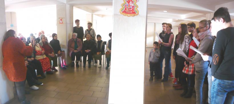 Dulciuri, fructe, colinde, o vorba buna si o strangere de mana, de la mecatronistii ieseni, pentru batranii de la azil 18523944