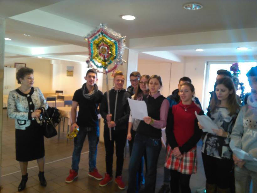 Dulciuri, fructe, colinde, o vorba buna si o strangere de mana, de la mecatronistii ieseni, pentru batranii de la azil 18523946