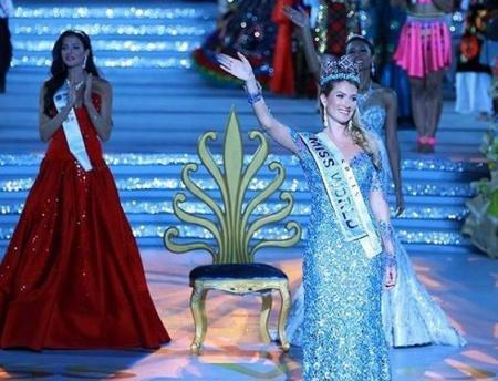Câştigătoarea Miss World are designer oficial din România! E o celebră creatoare de modă 