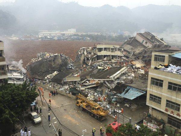 VIDEO - Alunecare de teren enormă în sudul Chinei. Cel putin 91 de persoane au dispărut