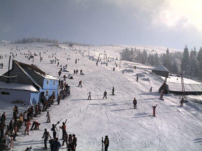 Pârtiile din Straja pregătite pentru schi cu ajutorul tunurilor de zăpadă artificială 