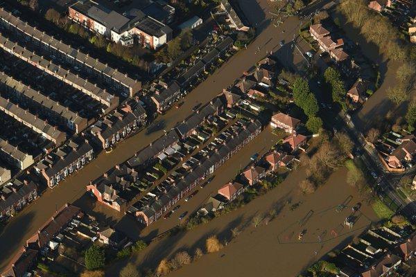 VIDEO - Inundaţii istorice în Marea Britanie. Premierul Cameron vizitează zonele calamitate