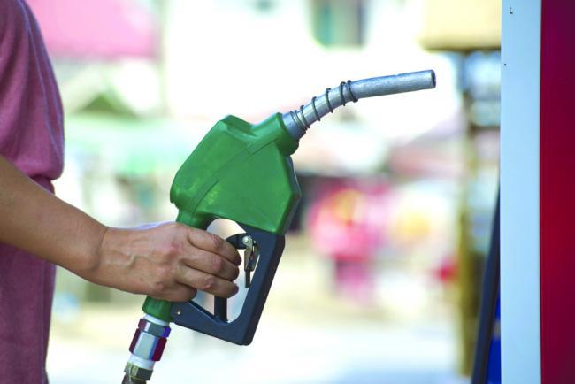 De ce a dublat Arabia Saudită preţul benzinei la pompă 