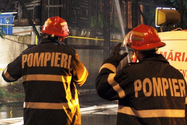 Explozie într-un bloc din Zărneşti. 17 locuinţe au fost distruse