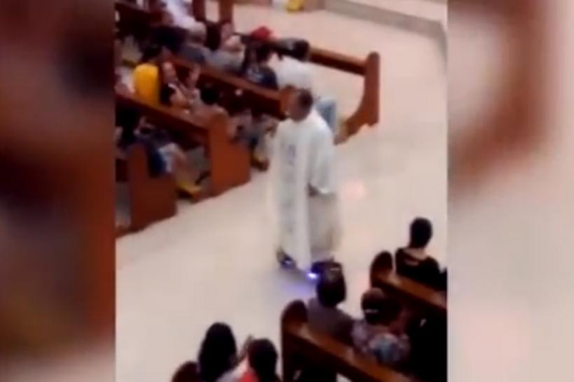 VIDEO -  Originalitatea unui preot catolic a fost sancţionată de superiorii lui